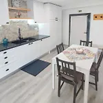 Апартаменты Modern 2Br Ground-Floor Flat Bbq Patio Parking *