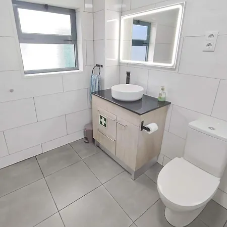 Apartment Modern 2br Ground-floor Flat Bbq Patio Parking *